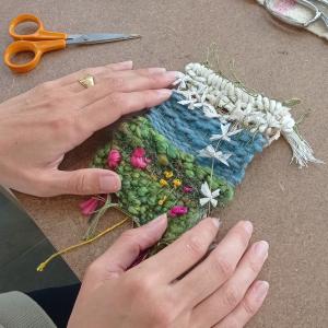 Atelier de tissage sur cadre avec la fileuse et tisserande Hayate Bouzouma - Saison Multitude