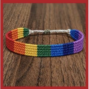 La magie des fils colorés : initiation au tissage d’un bracelet en coton par Artefact 93