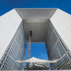 The roof of the Arch of La Défense, visit between sky and earth