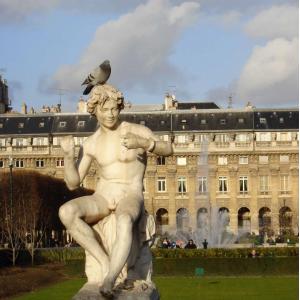 © Paris Gay Village. Statue au Jardin du Palais Royal.