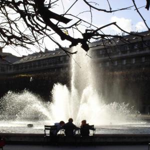 © Paris Gay Village.  Fontaine du Jardin du Palais Royal.