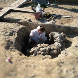Sur le chantier de fouille du stade de La Motte avec des archéologues