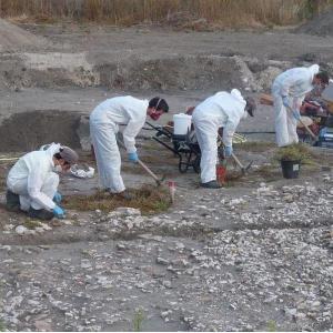 Sur le chantier de fouille du stade de La Motte avec des archéologues