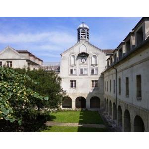 Cloître du musée d'Art et d'Histoire de St-Denis © Service des publics