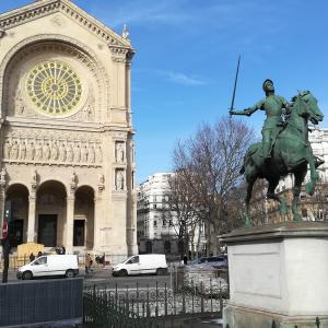 La statue équestre de Jeanne d'Arc sur la place Saint-Augustin