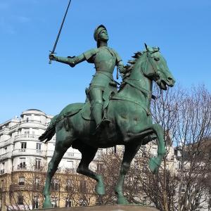 La statue équestre de Jeanne d'Arc sur la place Saint-Augustin