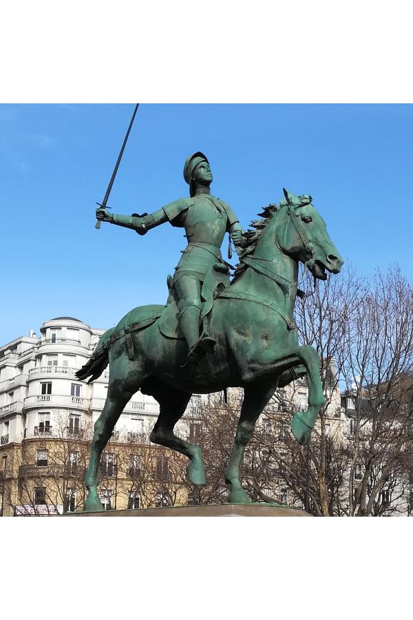 Jeanne d'Arc et sa statue équestre sur la place Saint-Augustin