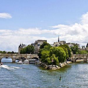 Cruise from the Saint-Martin canal to the Seine : best of both worlds