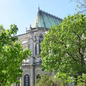 La Basilique de Saint-Denis, son jardin médiéval et son chevet du XII