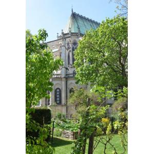 La Basilique de Saint-Denis, son jardin médiéval et son chevet du XII